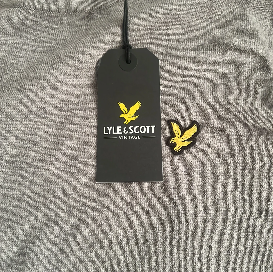 Grå stickad tröja från Lyle & Scott - 1