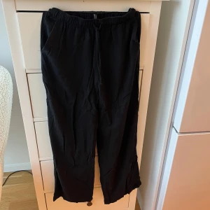 Svarta linnebyxor från Stradivarius - Svarta linnebyxor från Stradivarius i storlek S. 