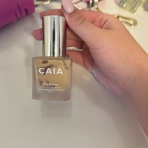 CAIA It's Iconic Liquid Foundation - Ca 40% av produkten är kvar