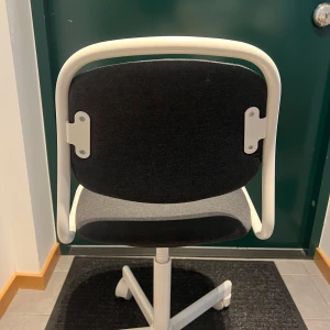 Stol för sminkbord eller skrivbord - Stol som snurrar, lite låg men fungerar utmärkt för använding vid skrivbord eller sminkbord! Helt ny, knappt använd!❤️Tryck ej på köp nu och kontakta mig innan köp!!! Skriv om ni har några frågor🩷