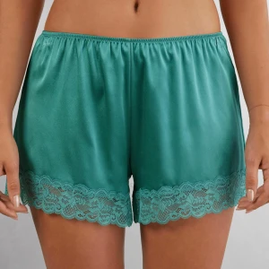 Turkosa satinshorts med spets från Intimissimi - Fina pyjamasshorts från intimissimi som jag köpte förra året men som inte har kommit till användning. Är aldrig använda❤️nypris: 499.