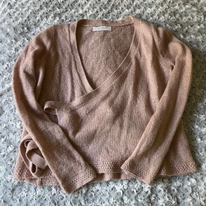 Beige omlottstickad tröja Promod - Säljer en beige stickad omlott-tröja från Promod med v-ringad hals och långa ärmar. Tröjan har en mjuk och mysig känsla. Kolla gärna mina andra annonser!