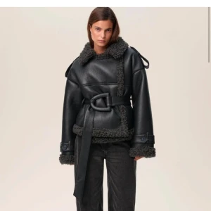 Adoore jacka S - Säljer min fina adoore jacka, den är knappt använd så i jättefint skick! Storlek s 