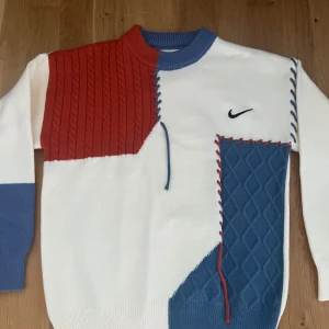 Nike stickad tröja  - Nike stickad tröja limitd edition. Säljs pga att den ej passades. Köpt på snkrs (utlottning). Skick 10/10 | ny pris 1500kr | storlek XS