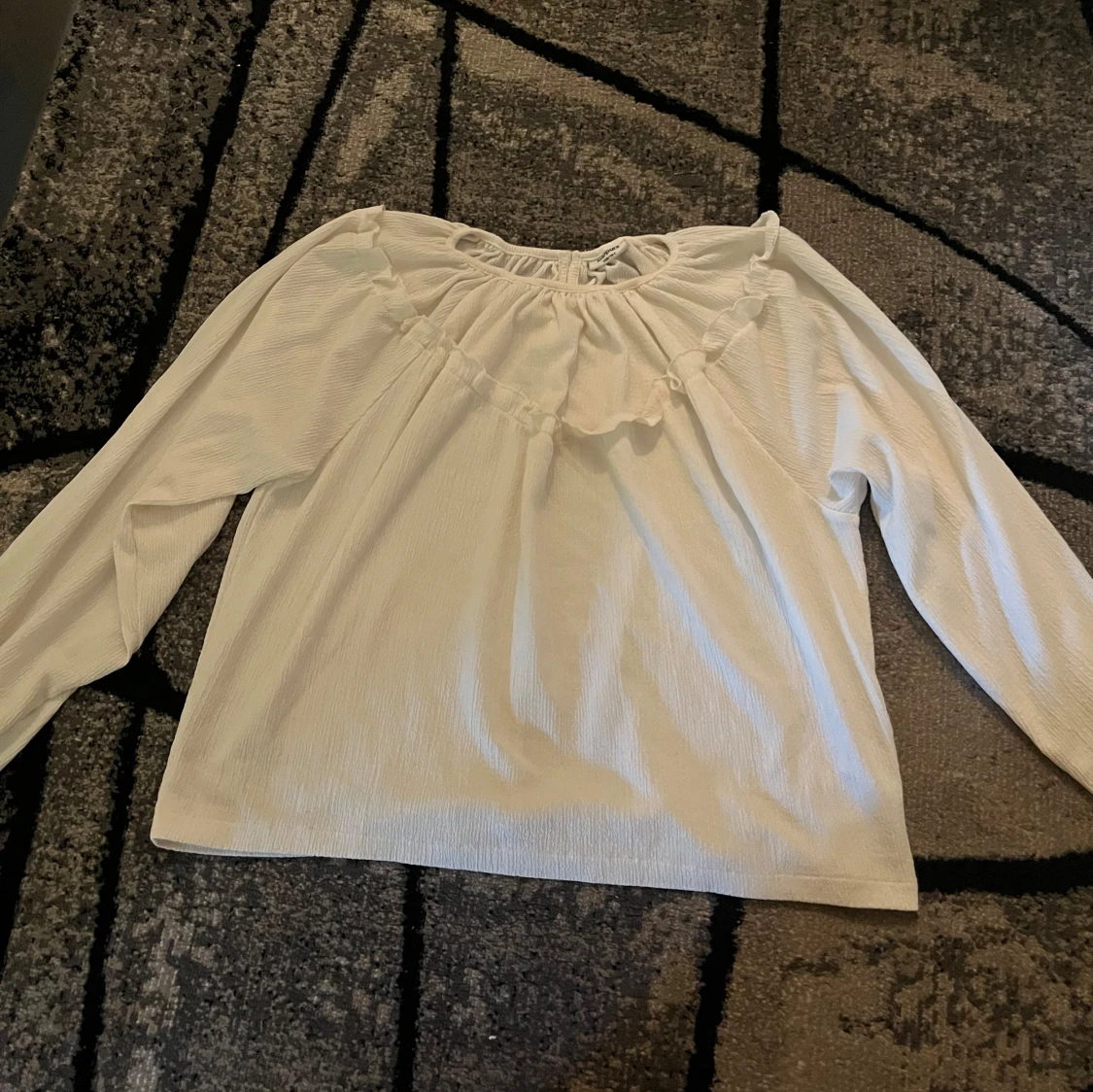 Vit blus med volang från KappAhl