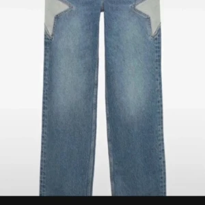 Raka jeans med stjärndetaljer från MNG - Säljer ett par blå raka jeans från MNG med coola ljusblå stjärnpatches på framsidan. Byxorna har klassisk femficksdesign, normal passform och är tillverkade i jeansmaterial. Perfekt för dig som vill sticka ut med en unik detalj på dina jeans. Aldrig använda nypris 599kr
