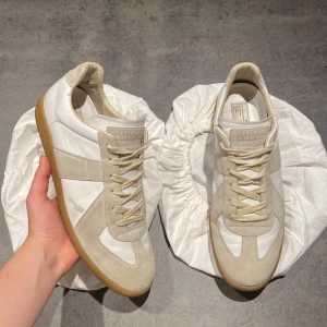 Maison margiela skor - Säljer nu dessa galet snygga Maison margiela GATS. Skick 9/10, det finns några små defekter på höger sko (be om bild vid intresse) men skicket är väldigt fint i sin helhet! Nypris omkring 7000kr, mitt pris endast 3399. Dessa skor är hetast på marknaden just nu! Två dustbags medföljer. Hör av er vid funderingar.