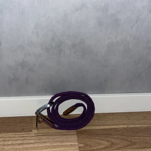 Lila flätat bälte - Säljer ett fett lila flätat bälte. Den är stretchbar. Riktigt snygg till svarta och gråa jeans. Nypris=349kr, Mitt pris=99kr!  Vid funderingar kring något är det bara att dma👌.                                                                    m.v.h//// Avn Closet