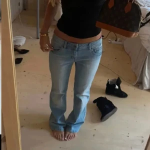 Ljusblå jeans - Säljer ett par ljusblå jeans i bra skick. De är lågmidjade och har en bootcut-stil. 💋Dom är lite slitna längst ner på benen