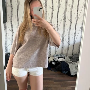 Beige stickad tröja - Säljer en mysig beige stickad tröja med trekvartsärmar. Storlek XS 💗