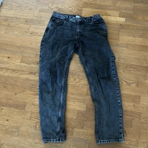 Svarta jeansbyxor från Grunt - Snygga svarta jeansbyxor från Grunt med en klassisk femficksdesign. Byxorna har en normal passform och är perfekta för en avslappnad stil. De är tillverkade i ett slitstarkt material som ger en cool look.