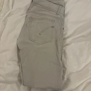 Grå dondup byxor - Dondup jeans storlek 30, sitter bra med en lite slim fit, köpta för 3400 och säljer för 1300. Inget kvitto tyvärr. Bra skick