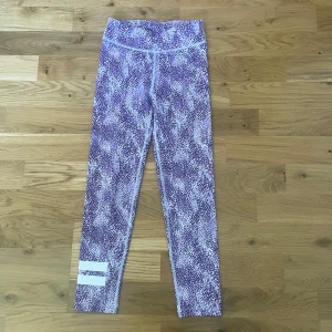 Lila mönstrade leggings - Snygga lila leggings med ett unikt mönster som påminner om ormskinn. Super söta och har två vita sträck vid ankeln❣️❣️