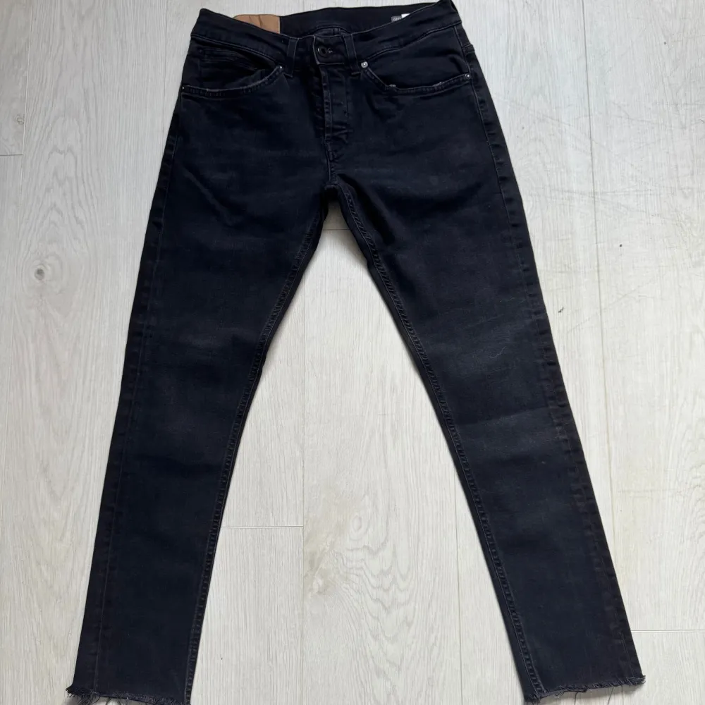 Sjukt feta Dondup George jeans🤩.  Storlek W30   L31 passar W28  L29    . Nypris 3000kr+, Säljs nu för endast 799kr😱, Skriv vid några funderingar🤔, Fraktas samma dag! . Farkut & Housut.