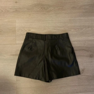 Svarta Skinnshorts  - Snygga svarta skinnshorts från Zara💞Midjemått 68cm