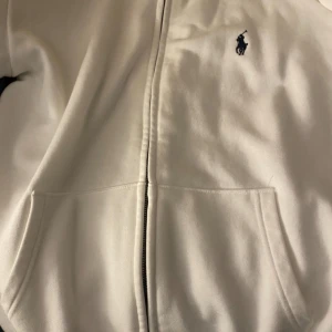 Polo Ralph Lauren zip - Alla storlekar/färger finns. Ny med väldigt bra material. Går att fixa byxor också. Skriv vid intresse.