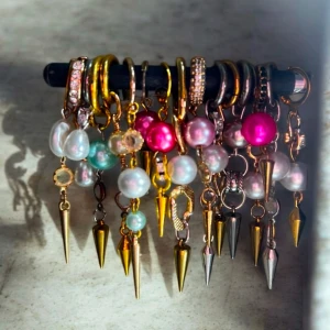 örhängen  - säljer dessa egengjorda örhängen!! Kan göra på en massa sätt, ibland är vissa saker slut men kan fixas 💓 kan posta med kuvert för billigare frakt (15kr) 💞olika örhängen kostar olika mycket