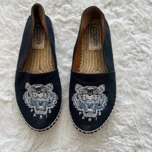 Mörk blå espadrillos från Kenzo - Säljer då dom inte kommer till användning. 