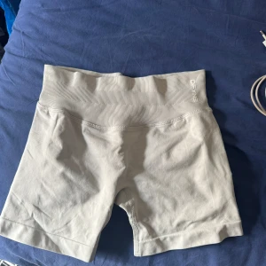  träningsshorts från DFYNE - Vita shorts från dfyne, storlek small. Tyvärr försmå för mig, kan tänka mig byta mot någon som har M. 