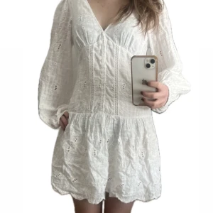 Vit klänning från Zara - Superfin vit klänning från Zara med broderade detaljer och långärmad design. Perfekt till studenten och sommaren! Endast använd en gång, har en superliten fläck på ena armen som knappt syns (se sista bilden)!!