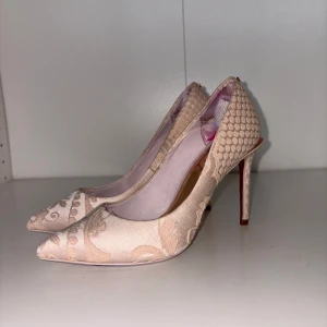 Rosa pumps  - Rosa Ted Baker, klack höjd ca 6 cm