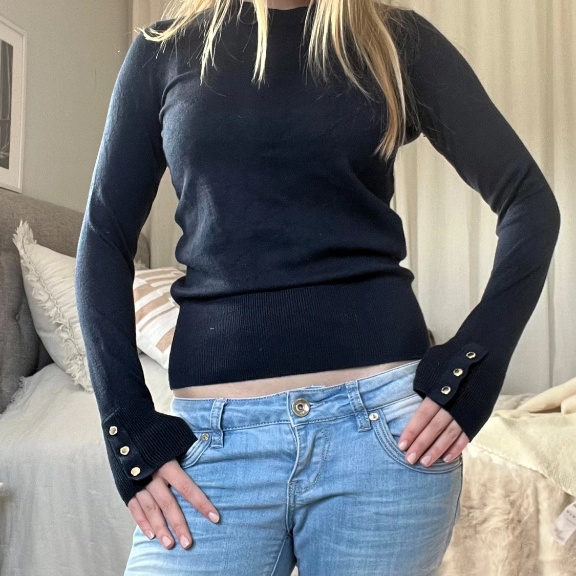 Mörblå tröja med knappar