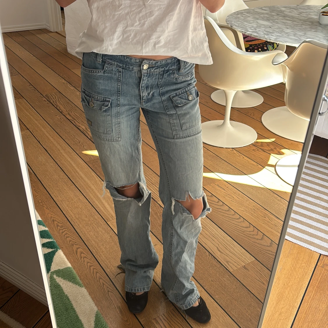 Blå jeans med slitningar - 1