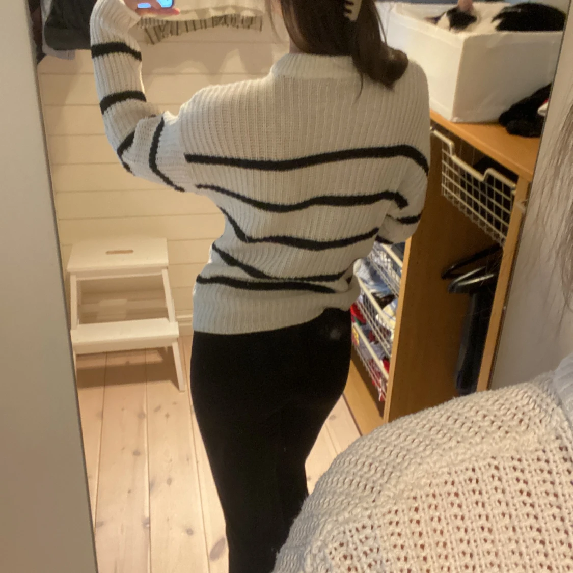 Vit och svart randig stickad tröja - 1