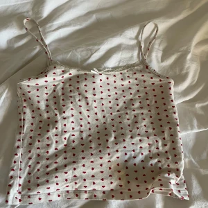 Sött linne - Ett superskönt linne från Gina! Det är använt hyfsat mycket men är i bra skick. Det är i storlek 146/152, men skulle säga att de passar allt från XS-S. Shortsen till linnet ligger uppe!