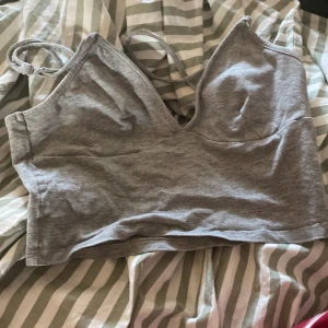 Grå linnetopp från H&M Divided - Säljer en grå linnetopp från H&M Divided. Toppen har smala axelband och en enkel design som passar perfekt till vardags. Materialet är mjukt och bekvämt. Är in mycket bra skick. Inte använt eftersom jag tyckte den var lite stor för mig men är i jätte bra skick!