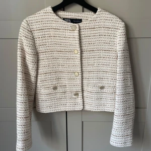 Kavaj  - Jättefin kavaj/jacka från zara. Använd fåtal gånger 🌸