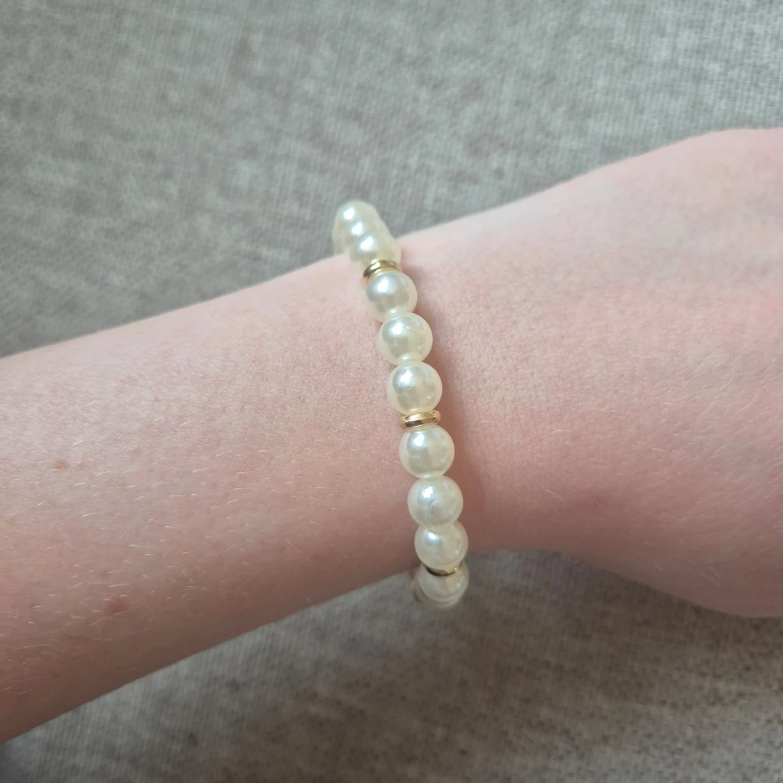 Pärlarmband med gulddetaljer - 1