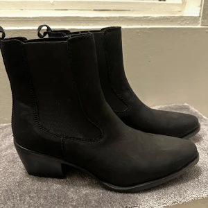 Svarta boots från Lawrence Grey - Snygga svarta boots från Lawrence Grey med en stilren design. De har en låg klack och en spetsig tå. 