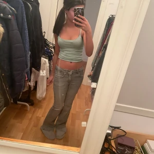 Gråa jeans  - Säljer ett par gråa Jeans aldrig använda! De har super skönt matrial och passformen är bra! Man kan ha de låg midjan om man viker ner och mid waiste är dom överlag! Super fina🥰