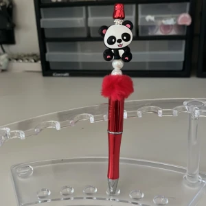 Hemmagjord röd penna med panda - En hemmagjord röd penna med en söt panda på och lite fluff💕 Det är en bläckpenna 