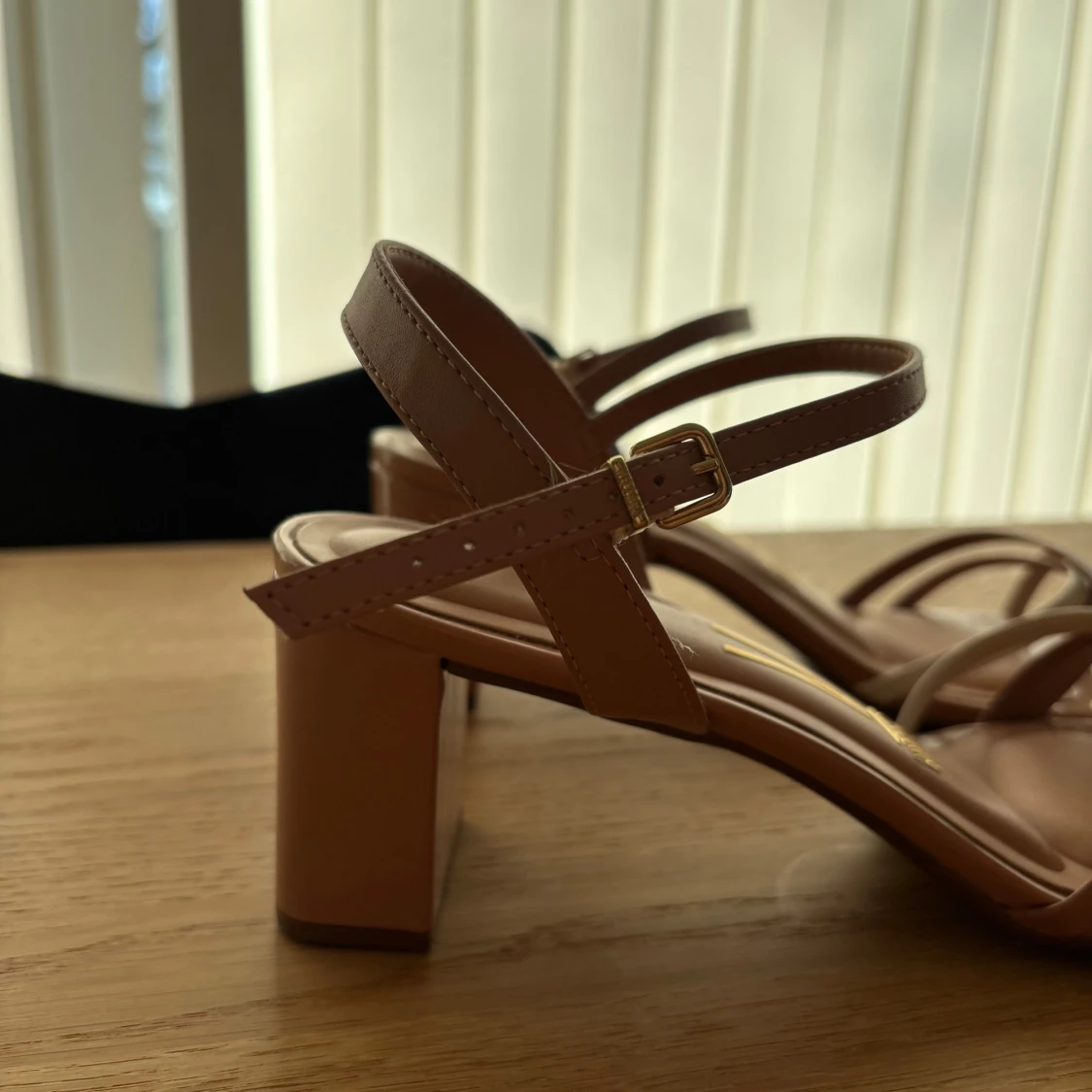 Beige sandaler med klack - 1