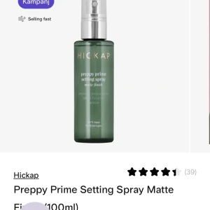Preppy Prime Setting Spray Matte Finish - Preppy Prime Setting Spray från Hickap med en matt finish. Perfekt för att hålla sminket på plats hela dagen. Kommer i en stilren grön flaska med sprayfunktion. Innehåller 100 ml. Ca 2/3 kvar