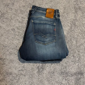 Replay anbass jeans - Otroligt snygga jeans från replay i modellen anbass] Storlek W30 L32] det är väldigt fint skick!   Hör av er vid funderingar!