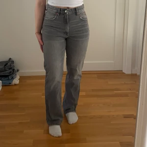 Jeans  - Ett par raka jeans från Zara, använda ett fåtal gånger 🩶