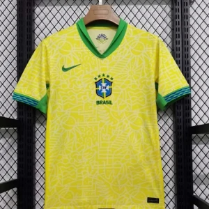 Brasilien 2024 hemmatröja - Säljer Brasiliens hemmatröja med Raphinha #11 på ryggen. Tröjan var alldeles för stor för mig och därför säljer jag om den i helt nytt skick aldrig använt. Perfekt tröja inför sommaren🇧🇷🌅☀️🤙🏼