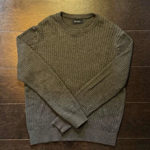 Riley tröja  - Hej säljer nu denna väldigt snygga Riley tröja som är i storlek medium. Skick 9/10 inga hål eller fläckar. Kom dm för mer frågor och svar 😊🙌