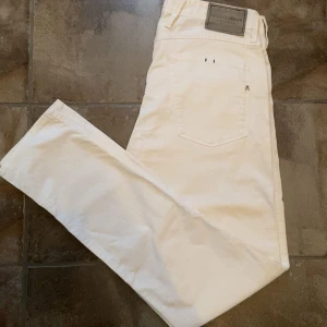 Replay anbass jeans! - Riktigt snygga vita replay anbass jeans! Dessa är väldigt välkända och nu perfekta till sommaren. Skicket på dessa byxor är 10/10, Inga konstigheter. Storleken är W31 och L32. Priset som jag kommer sälja dessa byxor för är endast 699kr men kan gå ner i pris vid snabb affär, (inte hugget i sten). Som sagt dessa är sjukt snygga och stilrena till sommaren, passa på. Om ni har några frågor eller undrar något, tveka inte på att höra av er!