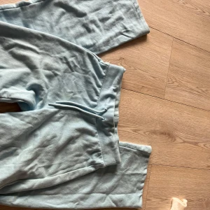 Ljusblå mjukisbyxor från H&M Divided - Säljer ett par ljusblå mjukisbyxor från H&M Divided. Byxorna har en bekväm passform med dragsko i midjan för justerbarhet. Perfekta för en avslappnad stil. Man kan också vika ned bandet så att de blir lågmidijade🩷
