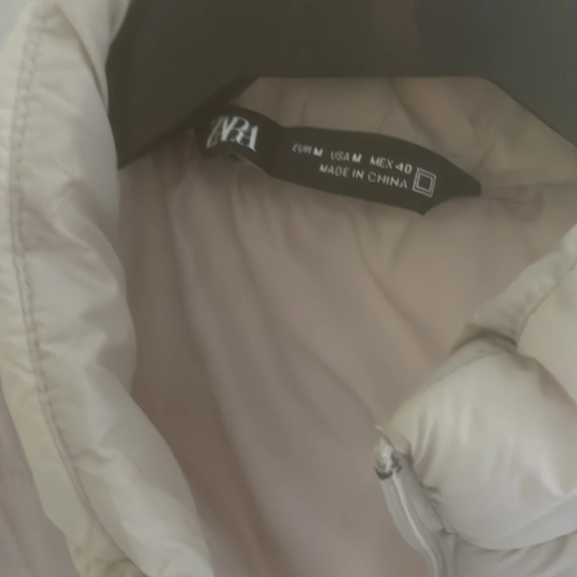 Beige quiltad väst från Zara - 1