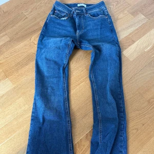 Lågmidjade bootcut jeans - Säljer ett par snygga bootcut jeans från gina med låg midja. Jeansen är knappt använda och i storlek 36.