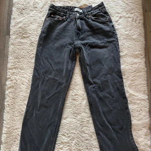 Straight jeans svart - Super snygga svarta raka jeans ifrån Ginatricot, dom är i storlek 34 och helt oanvända då dom var för små. Det är en jätte snygg modell som sitter fint