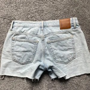 Ljusblå jeansshorts  - Säljer ett par ljusblå jeansshorts från BikBok!💗Säljer för att de är för små🎀 pris går att diskutera 💗🙏🏻