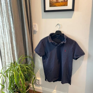 Ralph lauren piké - 2 Ralph Lauren Piké M liten i storleken passar S🫡  Båda bra skick💯 Marin blå 8,5/10 Vit 7/10  Kom med pris förslag🤝🏼  Ny pris 1495kr för en  Skriv om du har frågor🤙🏼  Mvh 
