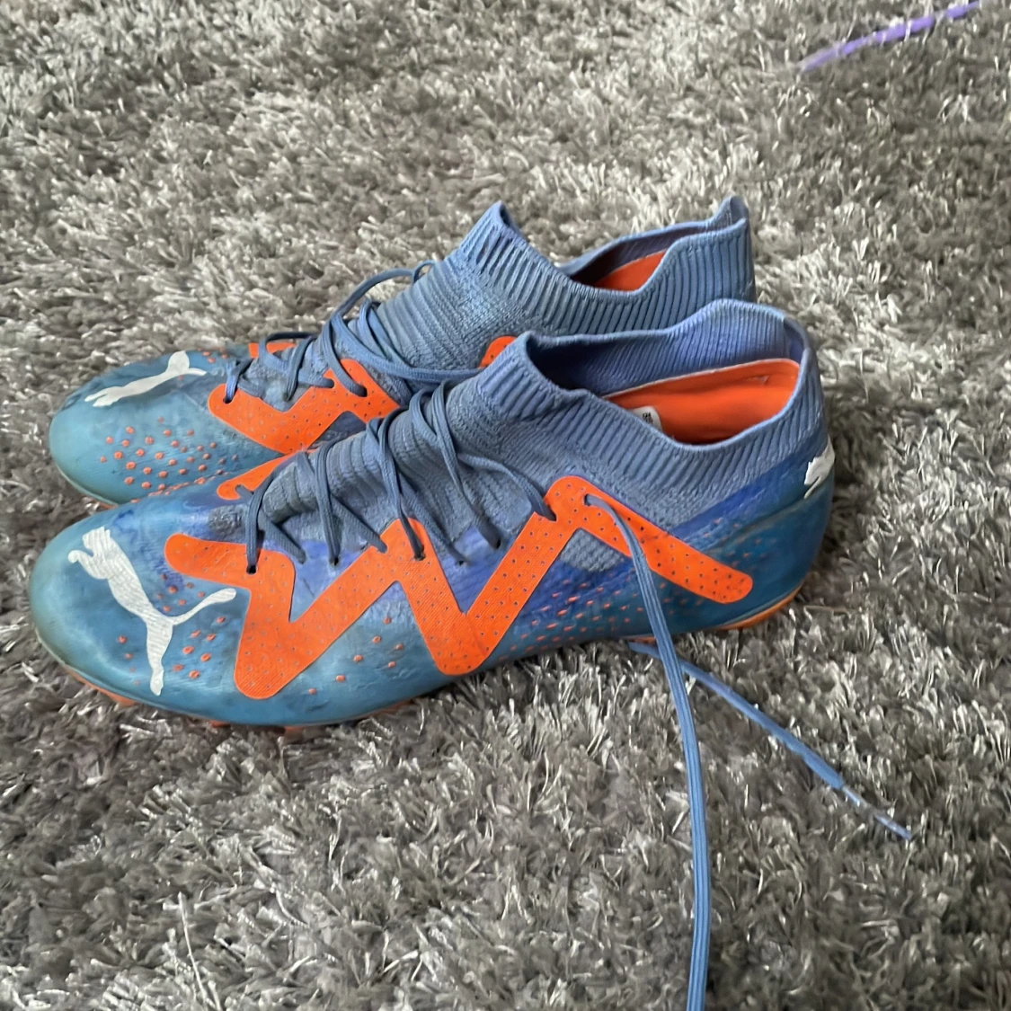Blå och orange fotbollsskor från Puma - 1