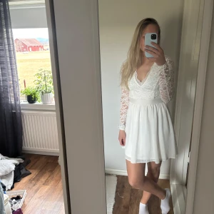 Vit spetsklänning från Nelly - Säljer en  vit klänning från Nelly. 